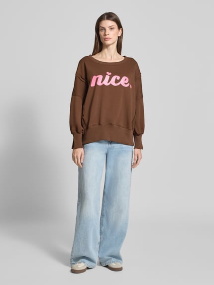 miss goodlife Sweatshirt mit Statement-Print und Rundhalsausschnitt Schoko 1