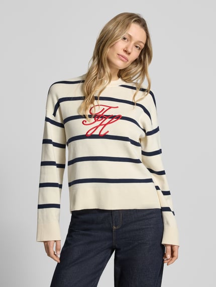Frauenmodel trägt Regular Fit Sweatshirt aus reiner Baumwolle von Tommy Hilfiger mit Allover-Streifen, Logo-Stitching, Feinstrick, Rundhals, Langarm; Ganzkörperansicht von vorne.