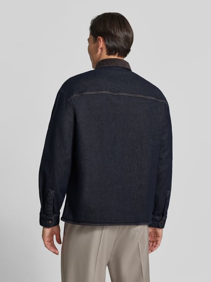 Männermodel trägt Overshirt mit Kentkragen in Cord-Optik und Label-Patch von Armani Exchange, dunkelblau, Regular fit, Ganzkörperansicht Rückansicht.