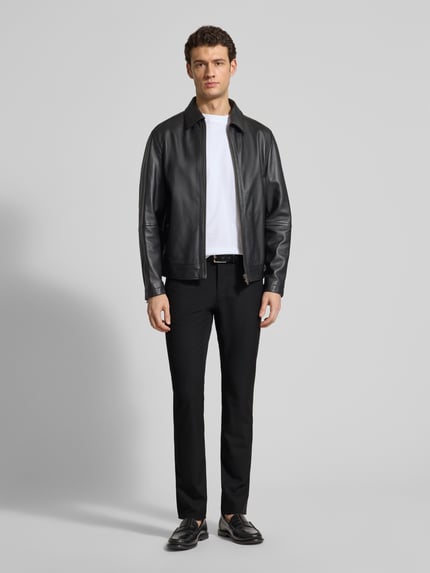 Mannelijk model draagt Hose mit Eingrifftaschen Modell 'Chuck' van Brax, regular fit met viscose, zwart, productdetails, volledige frontale lichaamsopname.