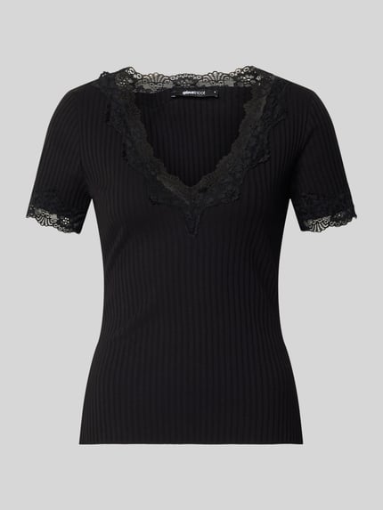 Produktfoto, T-Shirt in Ripp-Optik mit Spitzenbesatz von Gina Tricot aus Baumwoll-Elasthan-Mix, schwarz, Slim Fit, Rückenlänge 56 cm