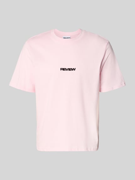 Produktfoto, T-Shirt mit Logo und Rundhalsausschnitt von REVIEW in Hellrosa, reine Baumwolle, Relaxed Fit, glatte Textur, zentrales Review-Logo.