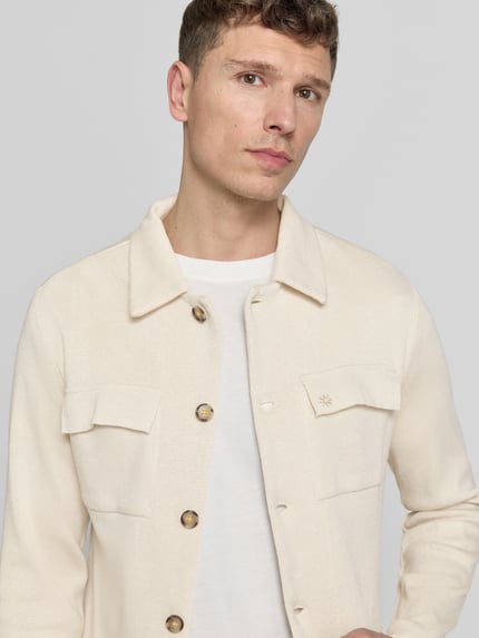 Männermodel trägt Regular Fit Hemdjacke mit Brusttaschen von Manuel Ritz in Creme aus Baumwoll-Mix mit Umlegekragen, Nahaufnahme Oberkörper. Rückenlänge bei Größe M: 68 cm.