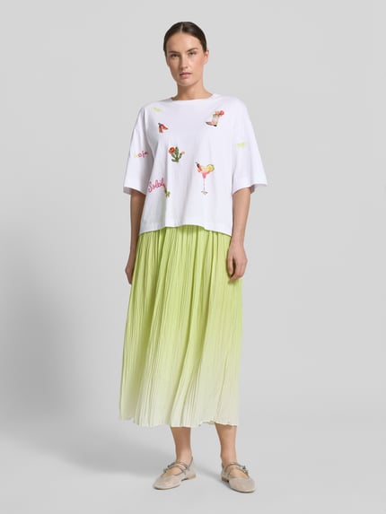 Vrouwenmodel draagt T-shirt met Motiv-Stitchings van Marc Cain, puur katoen, loose fit, ronde hals, met pailletten, ruglengte maat 36 55 cm, Ganzkörperansicht von vorne