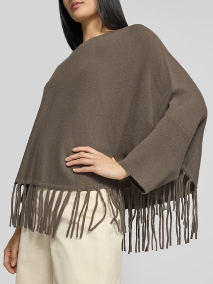 Modelka nosi Relaxed Fit Pullover aus Woll-Mix mit Kaschmir-Anteil od HERZENS, mieszanka wełny i kaszmiru, imitacja dzianiny, okrągły dekolt, frędzle na dole, długość tyłu w rozmiarze 36: 55 cm, długość rękawów: 12 cm, widok całej sylwetki z przodu.