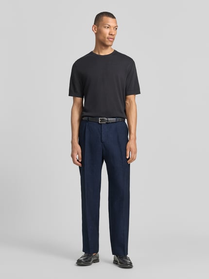 Mannelijk model draagt Leinenhose mit Bügelfalte Modell 'DiUnic' van Zuitable in blauw linnen met persplooien, straight fit, steekzakken en achterzakken, maat M bandwijdte 42 cm, binnenbeenlengte 78 cm, knoop- en ritssluiting, ganzekörperaanzicht van voren.