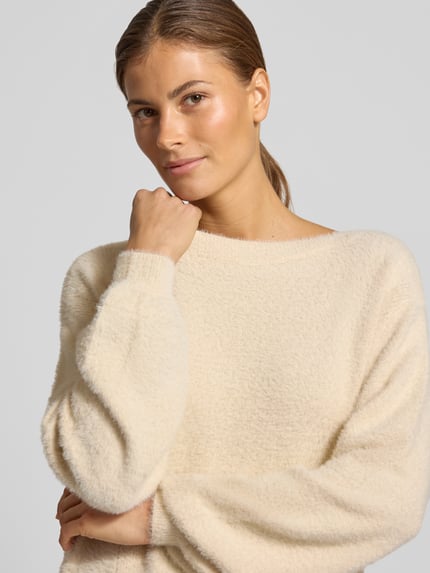 Frauenmodel trägt Regular Fit Pullover mit Viskose-Anteil von Garcia in Creme, weiche Textur, Nahaufnahme Oberkörper, Damen Pullover von Garcia.