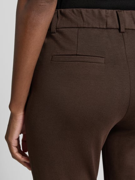 Frauenmodel trägt Relaxed Fit Gerade Hose aus Viskose-Mix Modell 'Luane Long' von OPUS PANTS in Dunkelbraun, Detailaufnahme, Damen Gerade Hose von OPUS PANTS.