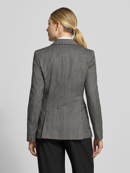 Vrouwenmodel draagt Slim Fit Blazer aus Schurwolle-Elasthan-Mix mit Pattentaschen van windsor., grijs met fijne structuur, ruglengte 65 cm, borstwijdte 44 cm, mouwlengte 63 cm, reverskraag, knoopsluiting, klepzakken, Ganzkörperansicht Rückansicht