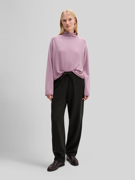 Frauenmodel trägt Rollkragenpullover mit Mock Neck von MARC O'POLO in Hellviolett, unifarben, Loose Fit, Feinstrick, Ganzkörperansicht von vorne.