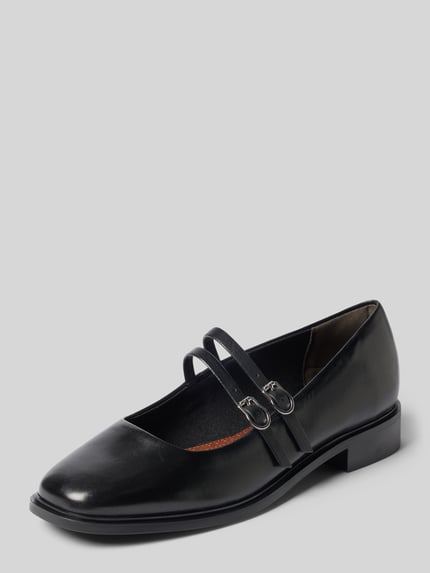 Produktfoto, Ballerinas aus echtem Leder von Tamaris in Schwarz mit glatter Oberfläche und eckiger Schuhspitze auf hellem Hintergrund