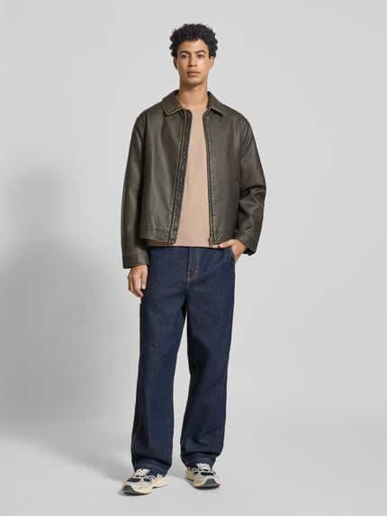 Männermodel trägt Regular Fit Longsleeve mit Logo-Patch Modell 'Breeze' von JACK & JONES, Strick-Optik, Reine Baumwolle, Ganzkörperansicht von vorne.