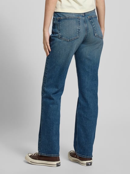 Frauenmodel trägt Straight Fit Jeans mit Logo-Patch von Calvin Klein Jeans, mittleres Blau, 5-Pocket-Design, Baumwoll-Mix, Ganzkörperansicht Rückansicht.