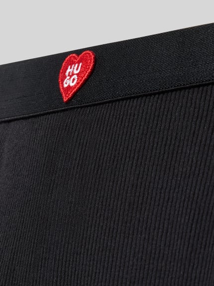 Produktfoto, schwarzer Stoff mit feiner Rippenstruktur, rotes Herz-Logo HUGO auf Bund, Regular Fit Pyjama-Shorts aus Modal-Mix Modell 'HUGO HEART' von HUGO, Damen Pyjama von HUGO