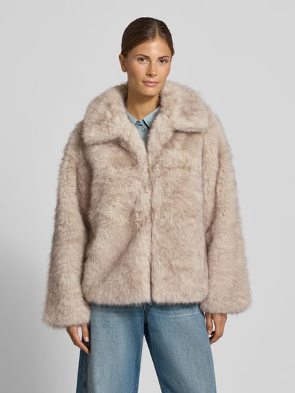 Frauenmodel trägt Relaxed Fit Jacke aus Kunstfell Modell 'AYANA' von ICHI in Beige mit Umlegekragen, strukturierte Oberfläche, Ganzkörperansicht von vorne. Damen Jacke von ICHI, Rückenlänge Größe 36: 61 cm, Schulterbreite: 45 cm, Brustweite: 51 cm, Ärmellänge: 59 cm.