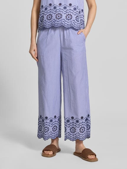 Frauenmodel trägt Wide Leg Stoffhose mit elastischem Bund von B.Young aus Baumwoll-Mix mit Wellensaum, gestreift, Nahaufnahme Oberkörper.