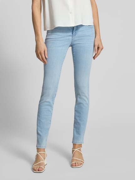 Vrouwenmodel draagt Slim Fit Jeans mit Stitching van Marc Cain, lichtblauw, katoenmix met stretch, low waist, steekzakken, vooraanzicht, detailopname benen.