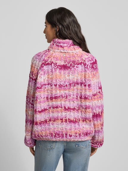 Vrouwenmodel draagt Strickpullover mit Rollkragen van Smith and Soul in roze-gemêleerde grofgebreide textuur, relaxed fit, achteraanzicht.