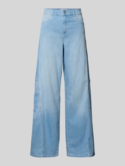 Produktfoto, Wide Leg Jeans mit Cargotaschen Modell 'LIVA SEAM CARGO' von Angels, hellblaue Baumwoll-Mix-Textur, sichtbare Nähte, gerade Form
