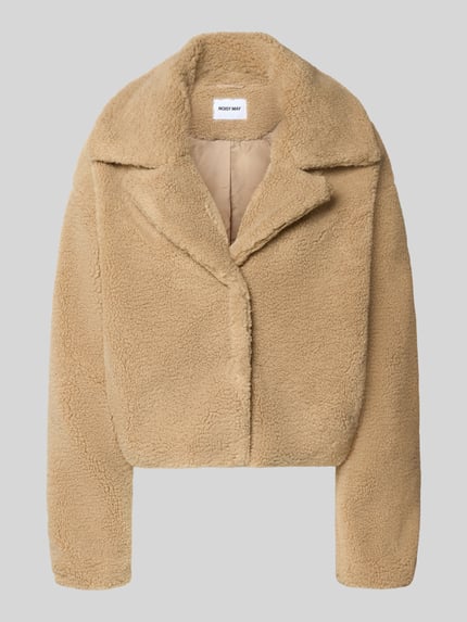 Productfoto, beige Cropped Jacke aus Teddyfell Modell 'Nati' van NOISY MAY®, zachte textuur, brede reverskraag, cropped fit, dames jack.