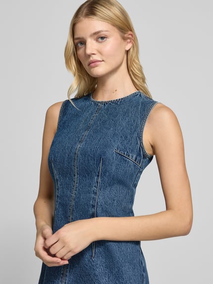 Kobiecy model nosi Minikleid mit Teilungsnähten od HUGO Blue, niebieski denim, bez rękawów, widoczne szwy, medium wash, zbliżenie na górną część ciała.