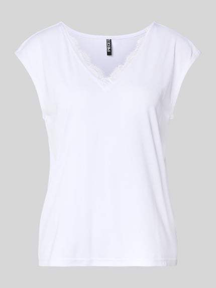 Produktfoto, Relaxed Fit T-Shirt aus Modal-Mix Modell 'KAMALA LACE' von Pieces, Optik: Unifarben, Spitzenbesatz, V-Ausschnitt, Kurzarm