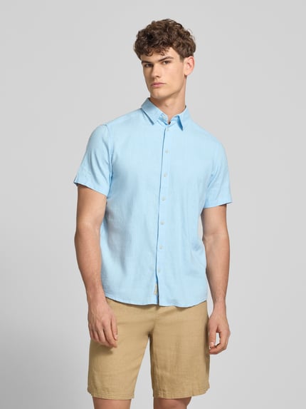 Mannelijk model draagt Slim Fit linnen overhemd met viscose-aandeel model 'Bobby' van Blend, lichtblauw, korte mouwen, kentkraag, doorlopende knoopsluiting, context: heren linnen overhemd, linnenmix met viscose, slim fit, ruglengte maat M 75 cm, schouderbreedte 38 cm, mouwlengte 23 cm, vooraanzicht volledig lichaam.