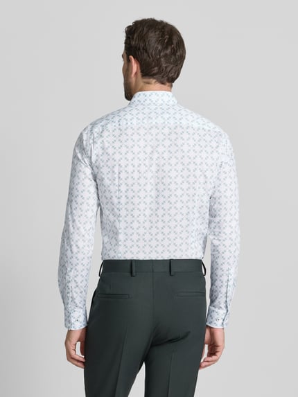 Männermodel trägt Slim Fit Businesshemd mit Knopfleiste von JOOP! Collection, Baumwolle, Kentkragen, Rückansicht, Ganzkörperansicht.