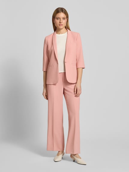 Kobiece model nosi Regular Fit Blazer mit 3/4-Arm Modell 'Junie Miley' od MOS MOSH, kołnierz z połami, zapięcie na guzik, długość tyłu w rozmiarze 36: 65 cm, szerokość w rozmiarze 36: 48 cm, długość rękawów w rozmiarze 36: 42 cm, jasnoróżowy, gładka tekstura, widok całej sylwetki z przodu.