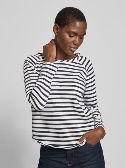 Vrouwenmodel draagt Longsleeve met ronde hals en rolzoom van Smith and Soul, puur katoen, regular fit, ruglengte bij maat S 56 cm, vooraanzicht bovenlichaam