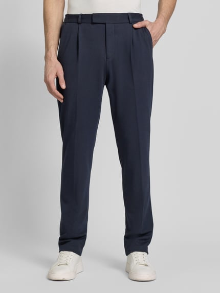 Männermodel trägt dunkelblaue Hose mit Gesäßtaschen Modell 'Connor40' von Zuitable, Material-Mix mit Viskose-Anteil, Regular-Fit, Ganzkörperansicht von vorne.