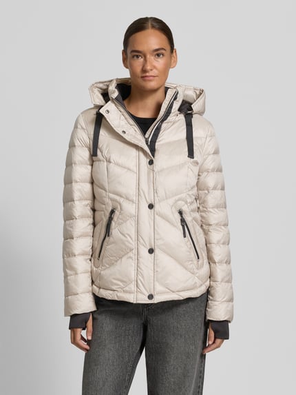 Modelka nosi Regular Fit Steppjacke mit abnehmbarer Kapuze von Gil Bret, kremowa, pikowana tekstura, widok całej sylwetki z przodu, kurtka damska