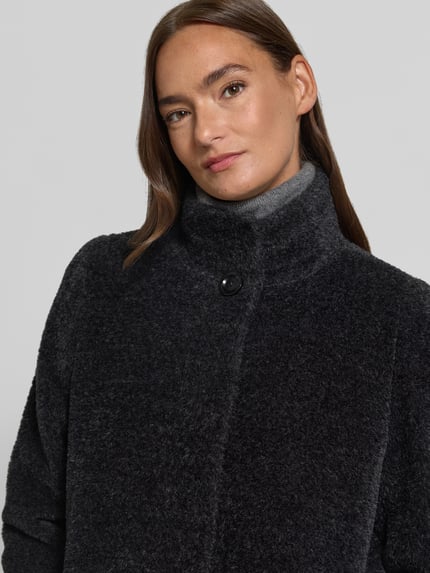 Frauenmodel trägt Mantel aus Schurwolle-Alpaka-Mix mit Stehkragen von ICONS Cinzia Rocca in Dunkelgrau, strukturierte Textur, Nahaufnahme Oberkörper. Rückenlänge 89 cm, Regular Fit, Knopfverschluss, Eingrifftaschen.