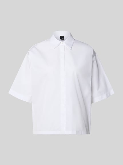 Produktfoto, Oversized Hemdbluse aus reiner Baumwolle Modell 'BIMINA' von BOSS, Optik: Unifarben, Passform: Oversized, Kragenform: Hemdkragen, Applikation: Label-Detail, Verschluss: verdeckte Knopfleiste, Ärmelform: Kurzarm, Materialverarbeitung: Popeline, schlichtes Weiß, klare Linien, glatte Textur.