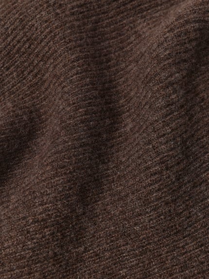Produktfoto, Schal aus reiner Wolle Modell 'LOWEE' von MSCH Copenhagen, unifarben braun, Dreiecksform, feine Rippenstruktur, weiche Textur