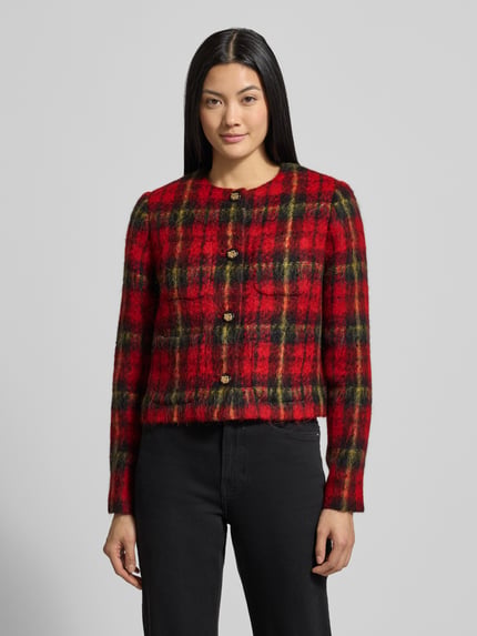 Modelka kobieca nosi Regular Fit Blazer mit Rundhalsausschnitt Modell 'MIRALEE' od Lauren Ralph Lauren, czerwona krata, mieszanka materiałów z dodatkiem alpaki, widok całej sylwetki z przodu.