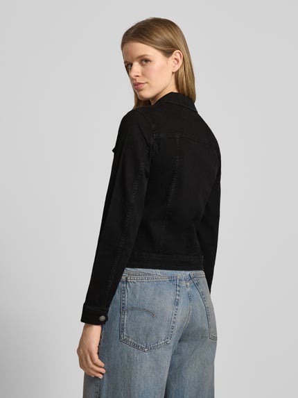 Frauenmodel trägt Regular Fit Jeansjacke aus Baumwoll-Mix Modell 'WONDER' von Only, schwarze unifarbene Denimstruktur, Ganzkörperansicht Rückansicht.