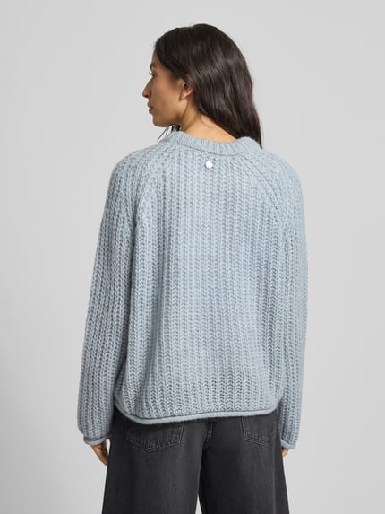 Vrouwenmodel draagt Strickpullover mit Rundhalsausschnitt van Smith and Soul in lichtblauw, grofgebreid, relaxte pasvorm, rugaanzicht.
