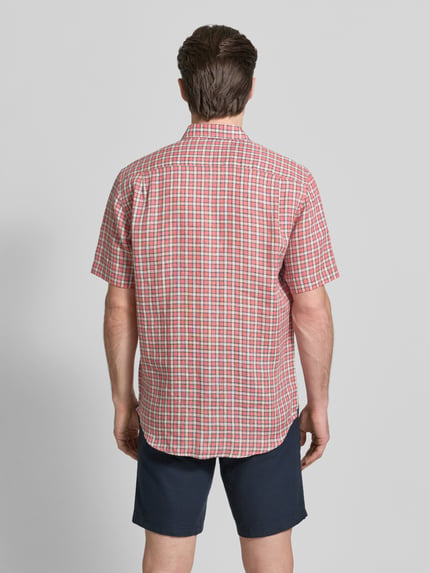 Männermodel trägt Regular Fit vrijetijdsoverhemd uit zuiver linnen met ruitpatroon, borstzak en button-downkraag van Christian Berg Men, ruglengte maat M 81 cm, schouderbreedte 54 cm, mouwlengte 28 cm, geheelopname achteraan.