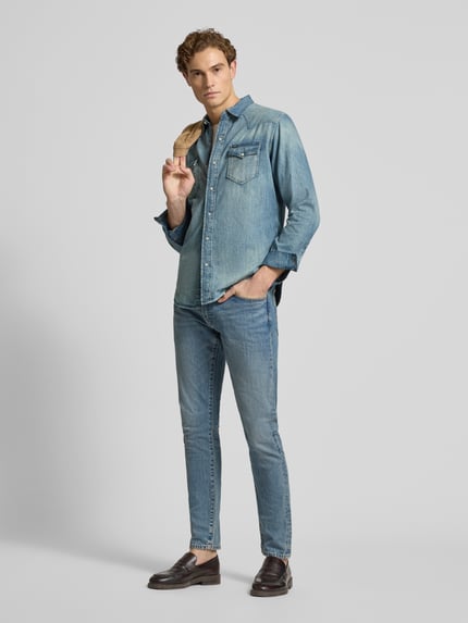 Męski model nosi Freizeithemd in Denim-Optik od Polo Ralph Lauren, bawełna, regular fit, niebieski, kieszenie, widok całej sylwetki z przodu.