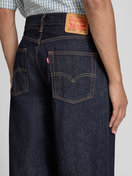 Männermodel trägt Wide Leg Baggy Jeans aus reiner Baumwolle Modell 'EXTRA BAGGY' von Levi's®, dunkles Denim, Kontrastnähte, Nahaufnahme Rückansicht, Herren Baggy Jeans von Levi's®.