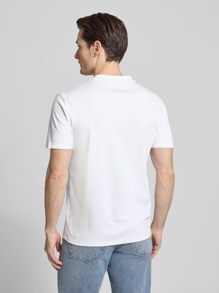 Męski model ma na sobie T-Shirt mit Rundhalsausschnitt od CK Calvin Klein, biały bawełniany miks, krój regular fit, długość pleców w rozmiarze M: 69 cm, całkowity widok z tyłu.