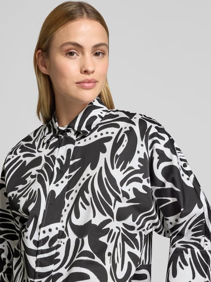 Frauenmodel trägt Bluse mit verdeckter Knopfleiste und 3/4-Arm von Christian Berg Woman aus Reine Baumwolle, Regular-Fit, Nahaufnahme Oberkörper.