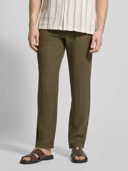Männermodel trägt Leinenhose mit Schnürung und Gesäßtaschen von MCNEAL in Olive, Reine Leinen, Regular-Fit, Nahaufnahme Unterkörper.