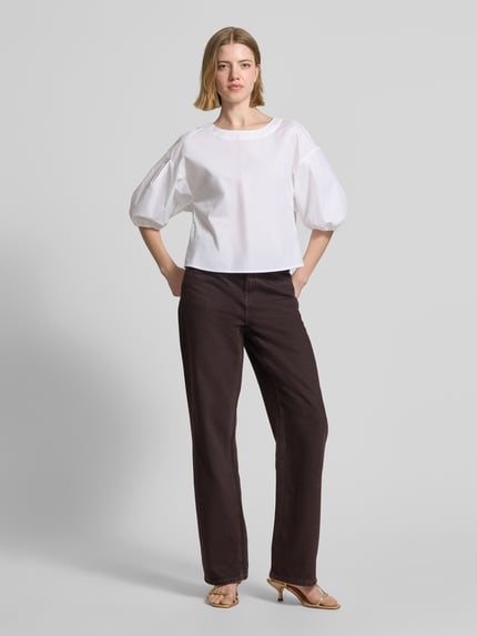 Frauenmodel trägt Bluse mit Ballonärmeln und Rundhalsausschnitt von Emporio Armani aus reiner Baumwolle, Loose-Fit, Ganzkörperansicht von vorne.