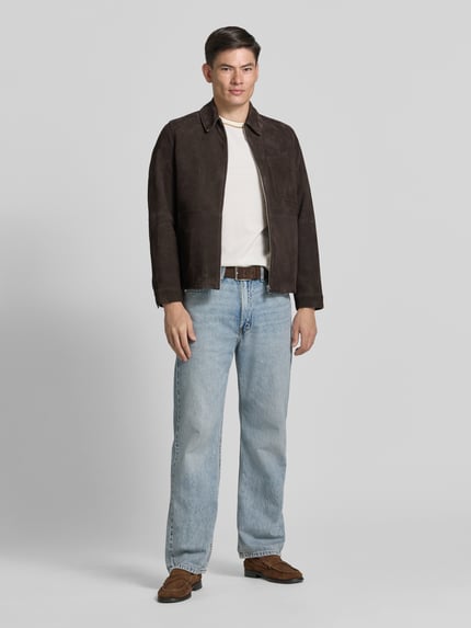 Männermodel trägt Regular Fit T-Shirt aus reiner Baumwolle Modell 'H-THOMPSON 81' von BOSS, weiß, Teil des Herren T-Shirt Sortiments, Ganzkörperansicht von vorne.