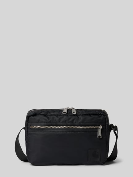 Produktfoto, Tasche mit Logo-Print von Carhartt Work In Progress in Schwarz, wasserabweisendes Material, Reißverschluss, Logo-Patch, verstellbarer Schulterriemen, Maße 28x21x7 cm, Länge Schulterriemen 126 cm, klare Linien, glatte Textur.