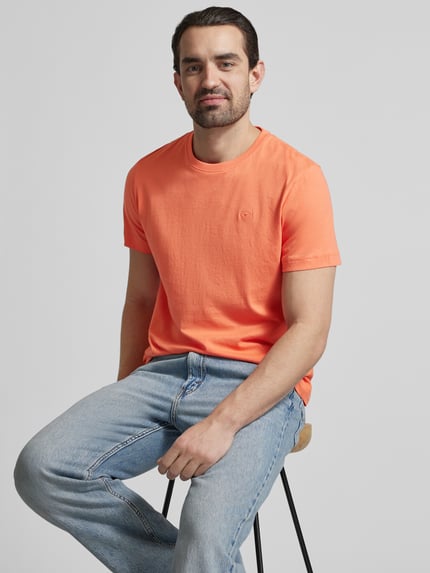 Męski model nosi Regular Fit T-Shirt aus reiner Baumwolle von Tom Tailor, efekt: jednolity kolor, krój regular fit, wyhaftowane logo, okrągły dekolt, krótki rękaw, bawełna, całkowity widok z przodu
