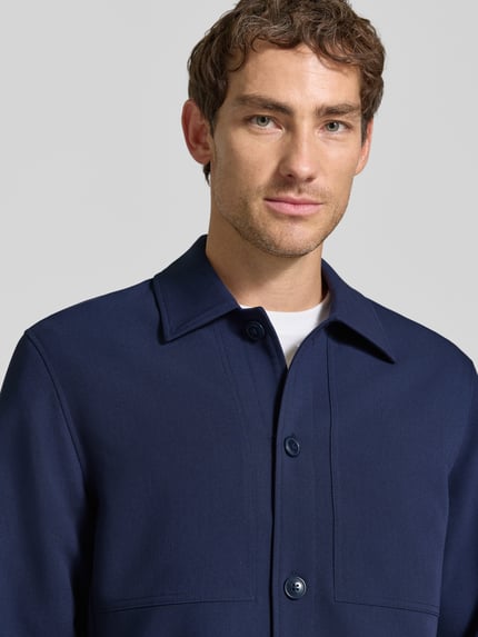 Männermodel trägt Regular Fit Hemdjacke mit Viskose-Anteil von Jake*s Studio Men in Dunkelblau, Nahaufnahme Oberkörper.