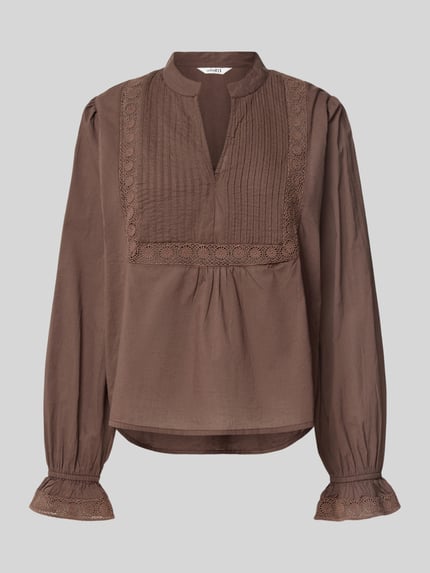 Produktfoto, Bluse mit Häkelspitze Modell 'Tamya' von mbyM in Braun, Reine Baumwolle, Gerader-Schnitt, Serafino-Kragen, elastische Ärmelabschlüsse, dekorative Häkelspitze, strukturierte Oberfläche, Rückenlänge 61 cm, Ärmellänge 62 cm, Damen Bluse.